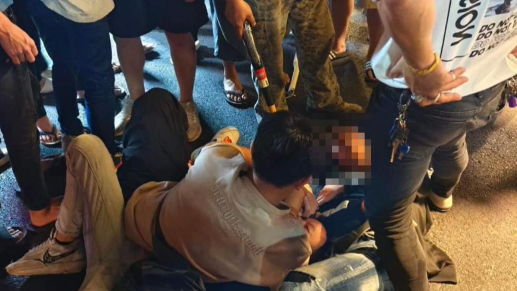 台南市大東夜市有兩位高中生持棍棒砸攤，被攤商合力壓制。（圖／翻攝自臉書）