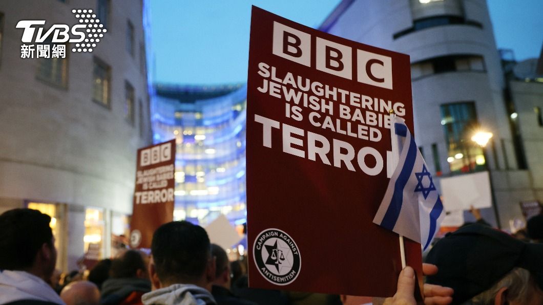 挺以色列的集會者手舉標語向BBC喊話，「屠殺猶太人嬰兒的行為就是恐怖主義」。（圖／達志影像歐新社）