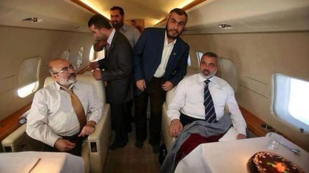 搭乘私人專機的哈瑪斯高層們，包含前總理哈尼亞（右下）等多人。（圖／翻攝自推特@nexta_tv）