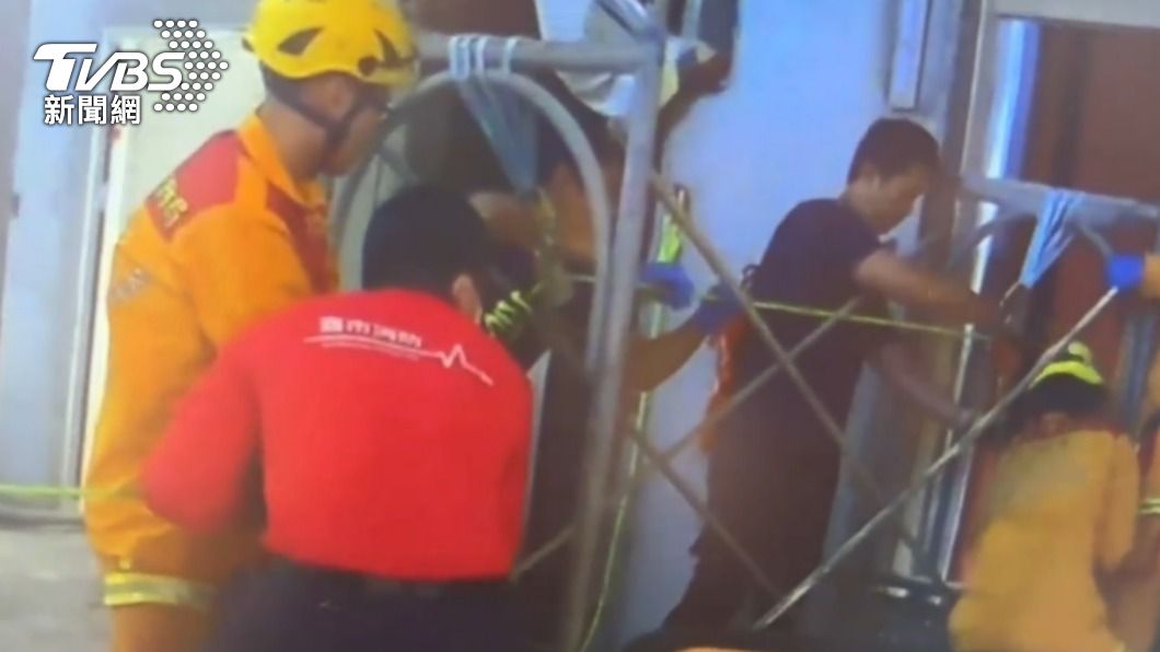 嘉義工人裝監視器，電梯「突然啟動」遭夾死。（圖／TVBS）
