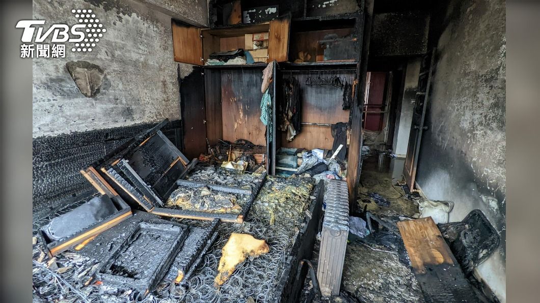 台北市日前發生電暖氣使用不慎所引發的火警，屋內被燒得一片焦黑。（圖／TVBS）