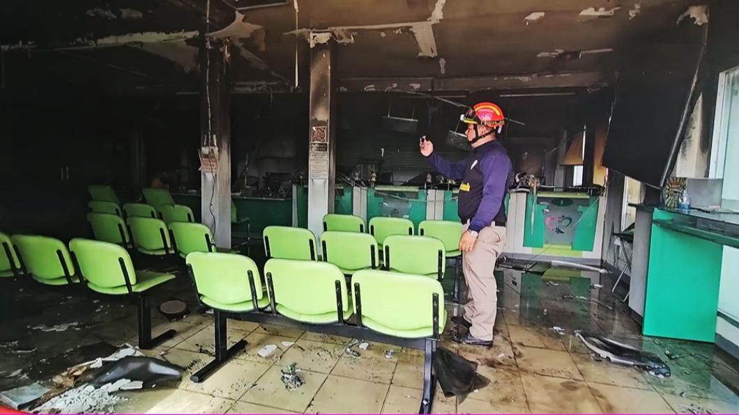 泰國三隆縣的農業合作社銀行近日爆發嚴重火災。（圖／翻攝自Khaosod English）