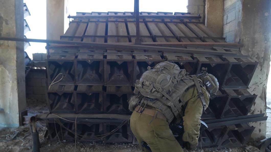 以色列軍隊聲稱，在加薩北部一處廢棄清真寺內，發現火箭發射器和多枚彈藥。（圖／翻攝自推特@IDFSpokesperson）