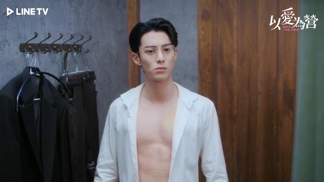 王鶴棣在《以愛為營》裸身露出胸肌、腹肌線條。（圖／LINE TV提供）