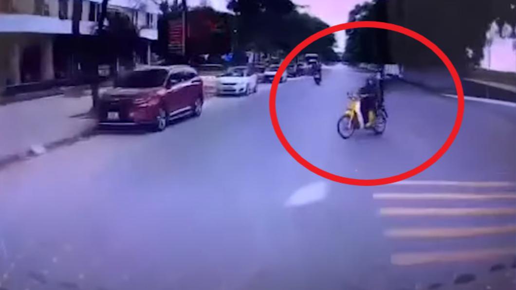越南有2名學生騎著機車途中被撞飛。（圖／翻攝自YouTube@VietnamPlus TV）