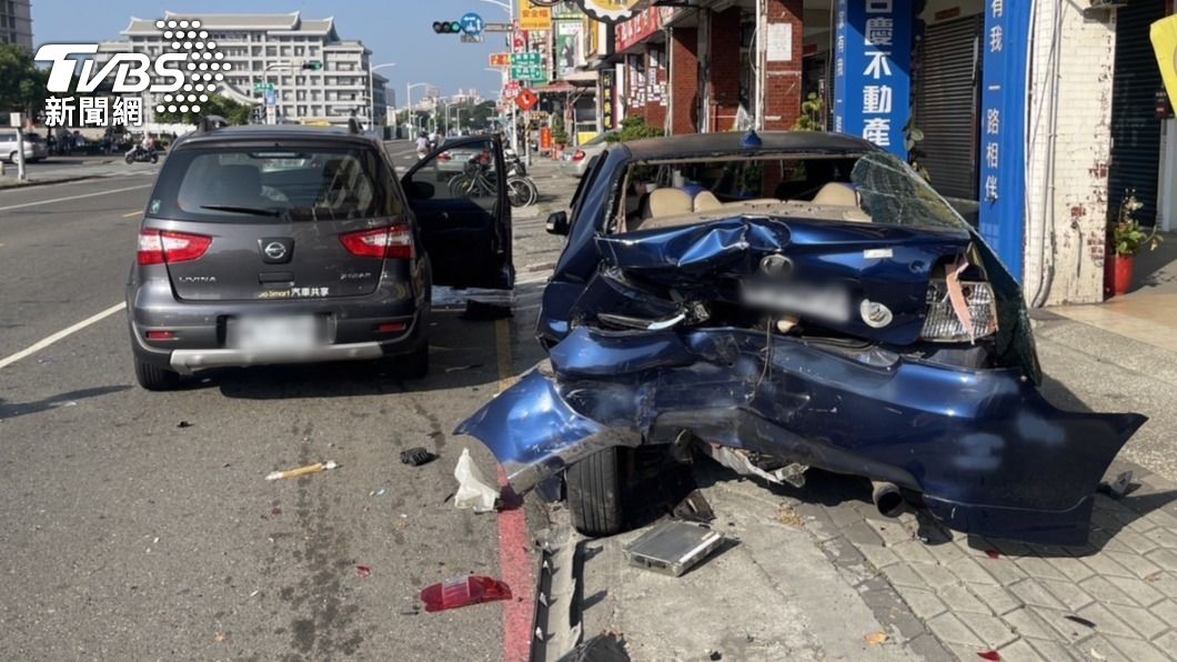 高雄男開車失控衝撞2車、4機車。（圖／TVBS）