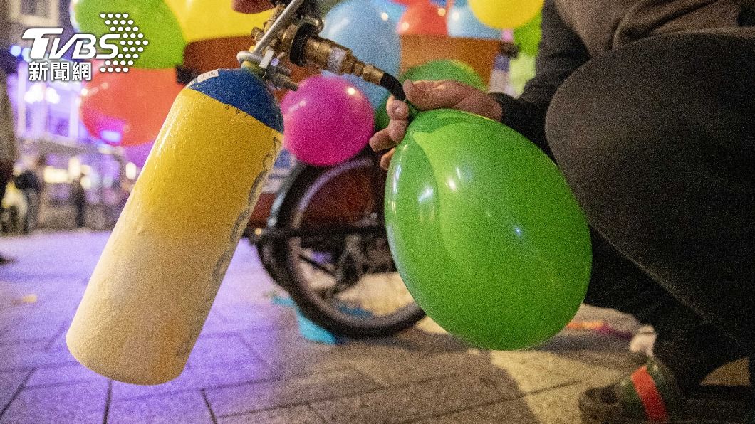 荷蘭阿姆斯特丹街頭販售的「笑氣氣球」。（圖／達志影像歐新社）