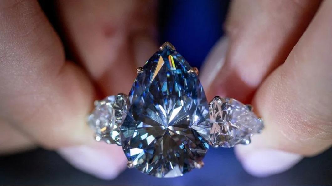 嵌在戒指上、重達17.61克拉（約3.52克）的藍色鑽石以天價售出。（圖／翻攝自X@Yahoo）