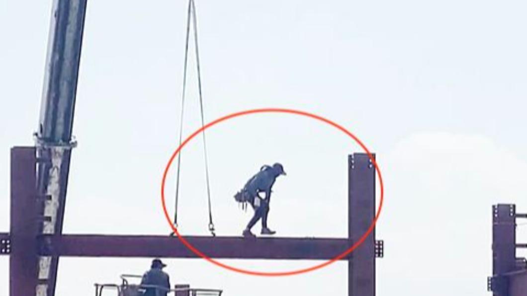 工人無安全繩索保護下，在5樓鋼架上施工。（圖／翻攝自記者爆料網）