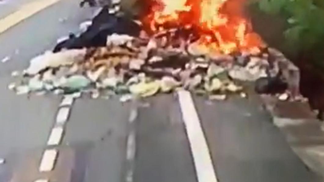 駕駛先將垃圾倒在路邊，只見一座垃圾山冒出火光。（圖／翻攝自YouTube）