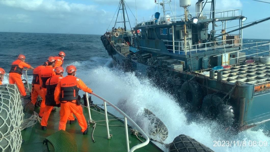 2艘中國籍漁船8日在澎湖七美海域併靠接駁漁獲，被海巡隊執行聯合偵巡時發現。(圖／澎湖海巡隊提供)