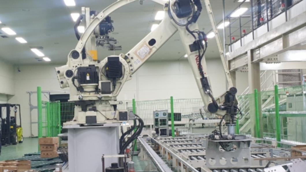 南韓工人疑因工業機器人感測器誤判，遭重壓身亡。（圖／翻攝自韓聯社）