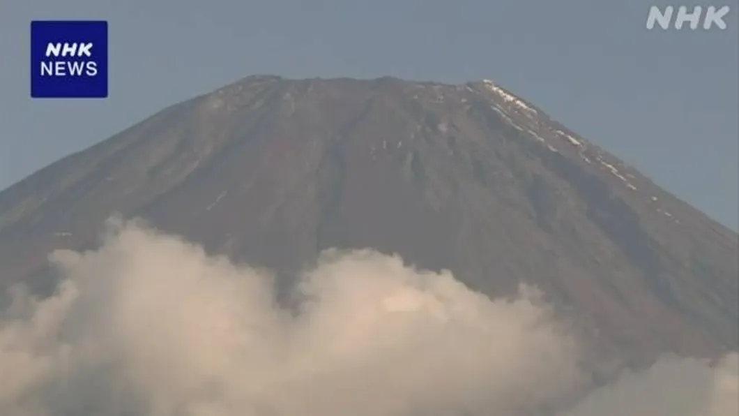 立冬都不立冬了！富士山也罕見「熱爆」，山頂雪消失。（圖／翻攝自NHK X）