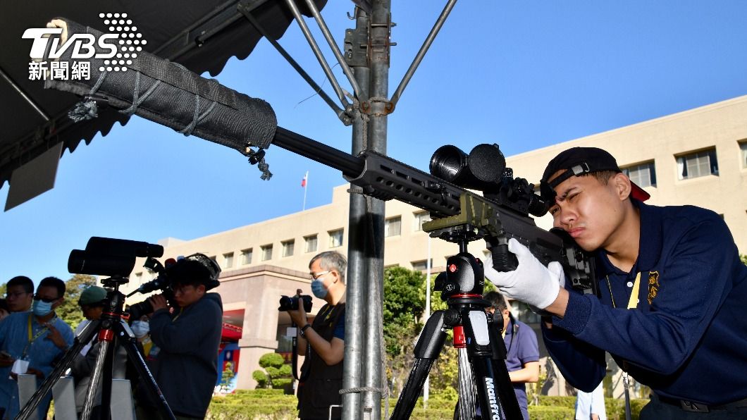 國安局新購美軍特種部隊現役BARRETT MRAD狙擊槍。(圖／胡瑞麒攝)