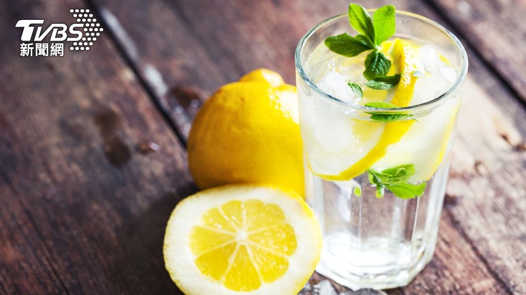 每天飲用一杯檸檬水一兩次是可以的。（示意圖／Shutterstock達志影像）