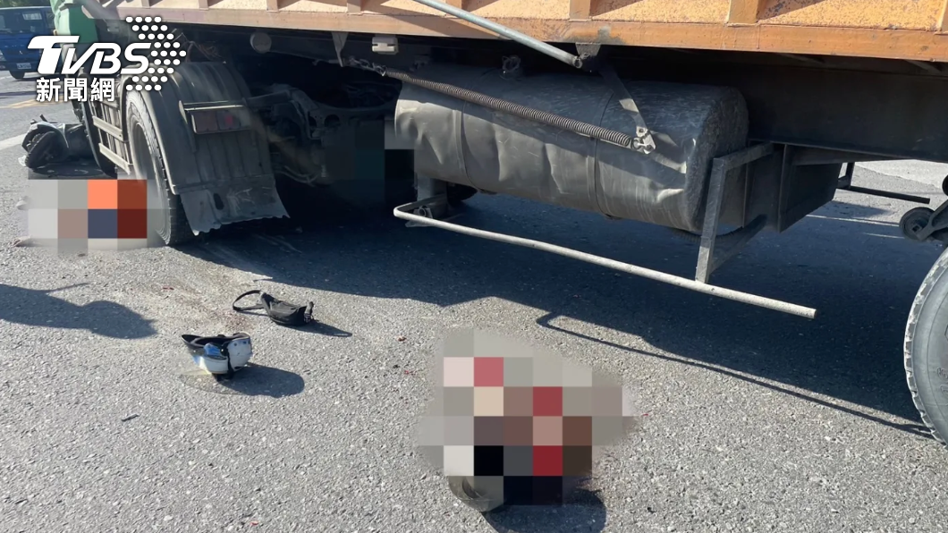 宜蘭蘇澳機車雙載男女擦撞砂石車身亡。（圖／TVBS）