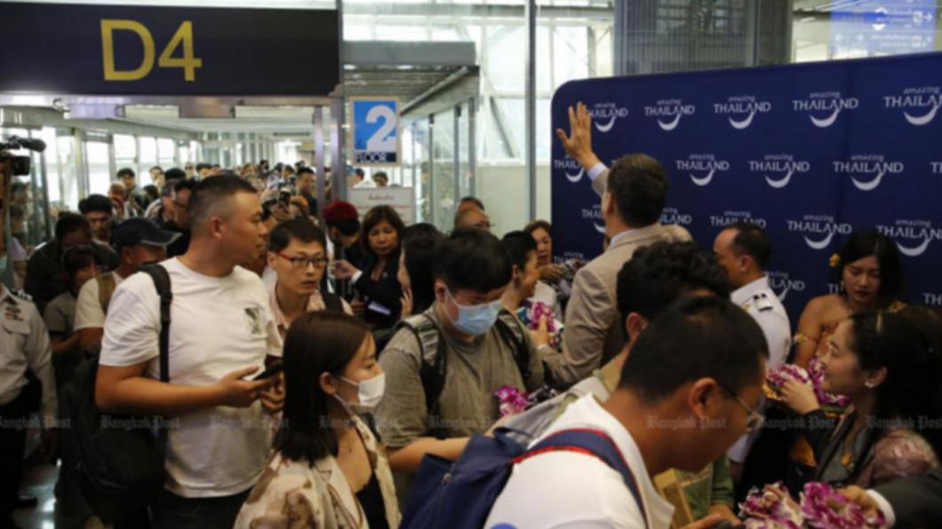 泰明迎台、印度旅客，機場設指揮中心控人流。（圖／翻攝自《曼谷郵報》）
