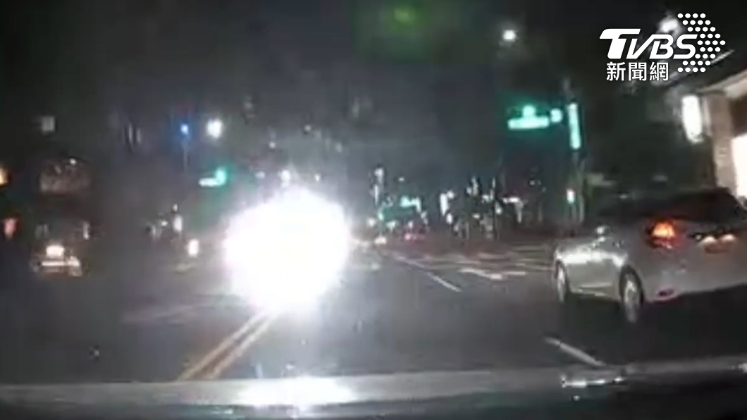 對向駛過車輛疑似改裝車燈，亮度影響車主看不見前方道路。（圖／TVBS）