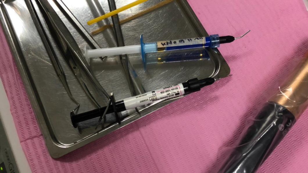 張先生看見黑色針筒掉落地面。（圖／民眾提供）