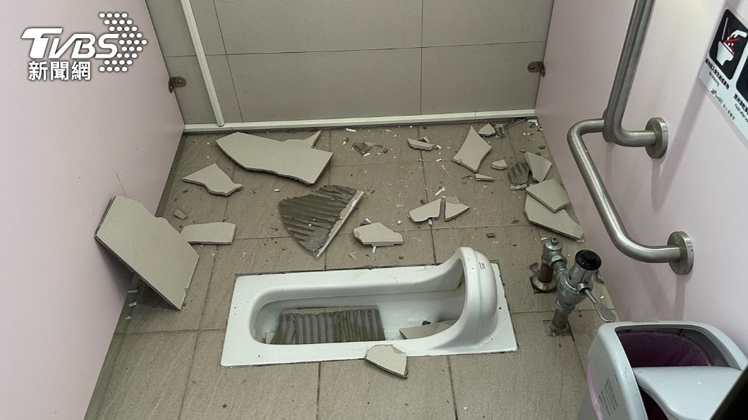 竹北運動中心的女廁發生磁磚掉落。（圖／TVBS） 非首次！竹北運動中心女廁磁磚整片砸落　滿地碎片嚇人