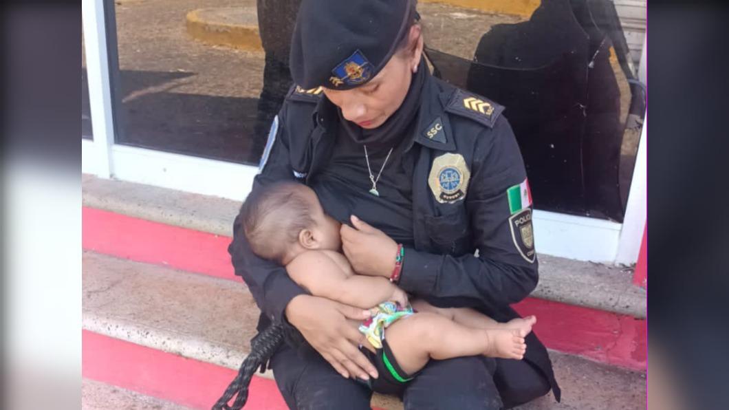 一名墨西哥女警在協助救災時，親自幫忙哺乳，感動許多人。（圖／翻攝自@laredcincoradio推特）