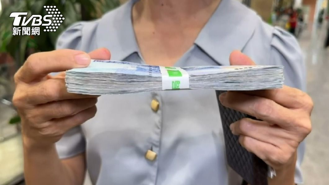 郵局人員點完鈔後表示金額少10萬元。（圖／TVBS）