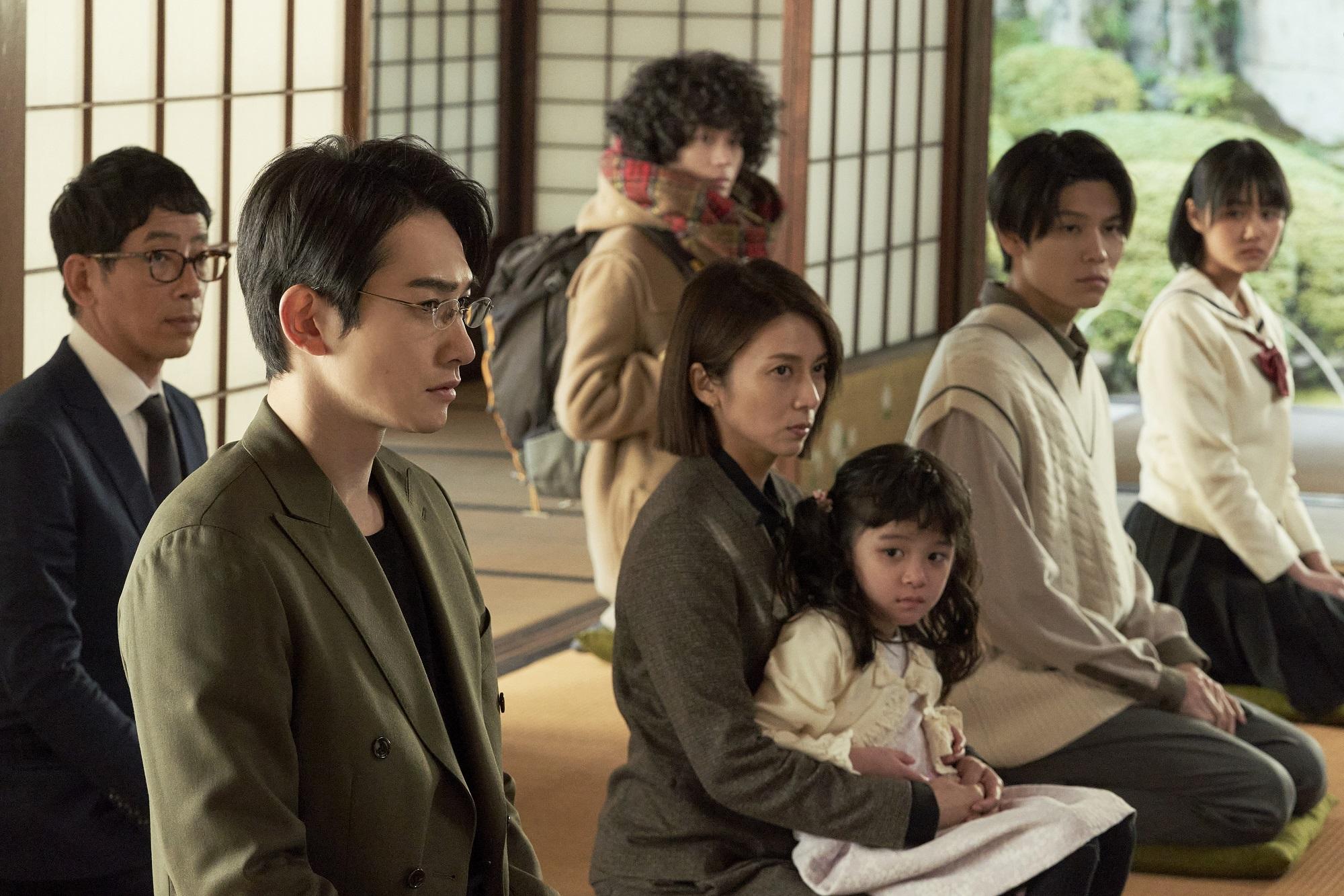 開場聽遺囑的這場戲讓町田啓太(左二)留下深刻印象。(圖/車庫娛樂提供)