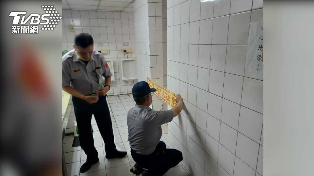有男子倒臥於廁所旁已無明顯呼吸心跳。（圖／TVBS）