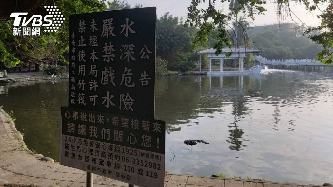 台南中山公園民眾發現有男浮屍載浮載沉。（圖／TVBS）