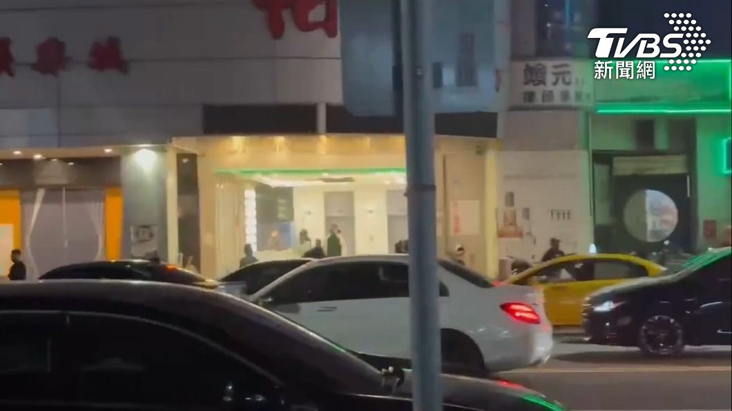 高雄市七賢路傳出多名黑衣男暴力事件，波及範圍影響到多台汽機車，連一旁攤販也不放過。（圖／TVBS）