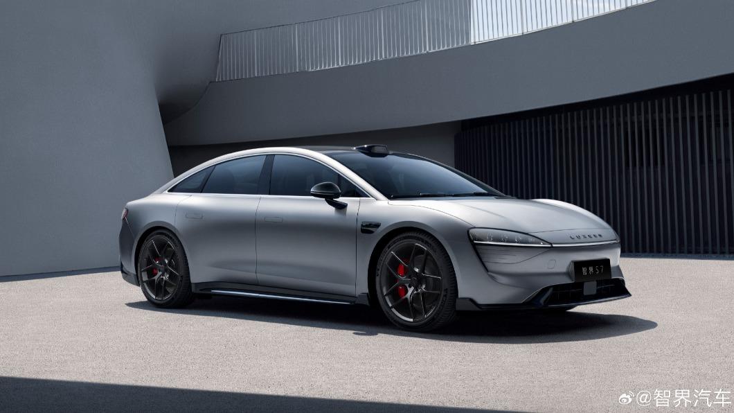 華為與奇瑞汽車聯手打造的電動轎車「智界S7」正式上市預購。（圖／翻攝自微博）