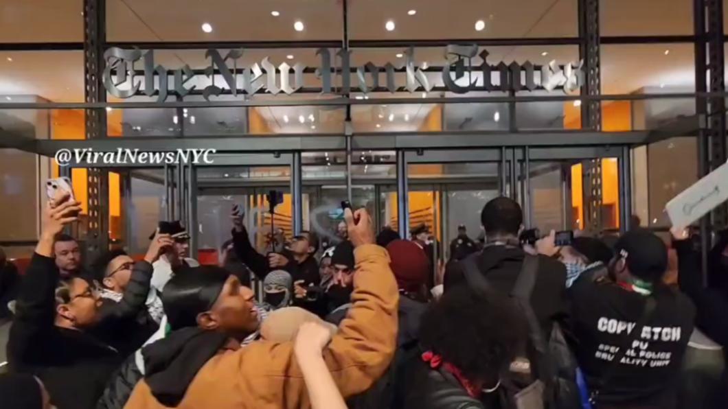 示威者聚集在《紐約時報》總部大廳。（圖／翻攝自@alexhiggins732推特）
