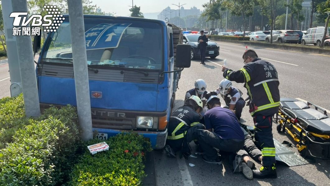 圖：高雄市左營區發生一起貨車自撞案件，駕駛在警方到場前已無呼吸心跳。（圖／TVBS）