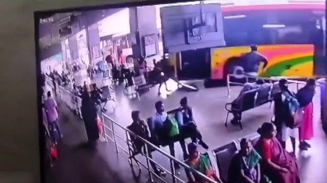 印度公車站發生巴士失控衝入月台，造成3人喪命。（圖／翻攝自推特@ANI）
