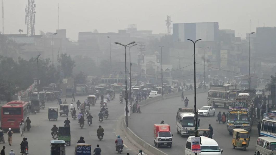 巴基斯坦第二大城拉合爾空氣汙染情況嚴重。（圖／翻攝自CNN）