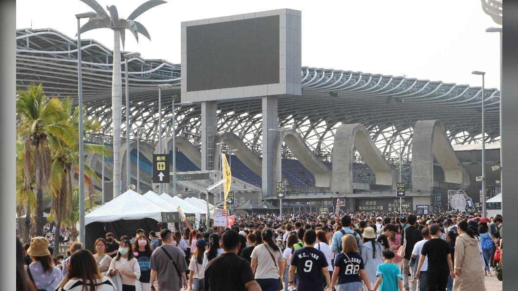 英國搖滾天團Coldplay在世運主場館開唱。（圖／高市府交通局）