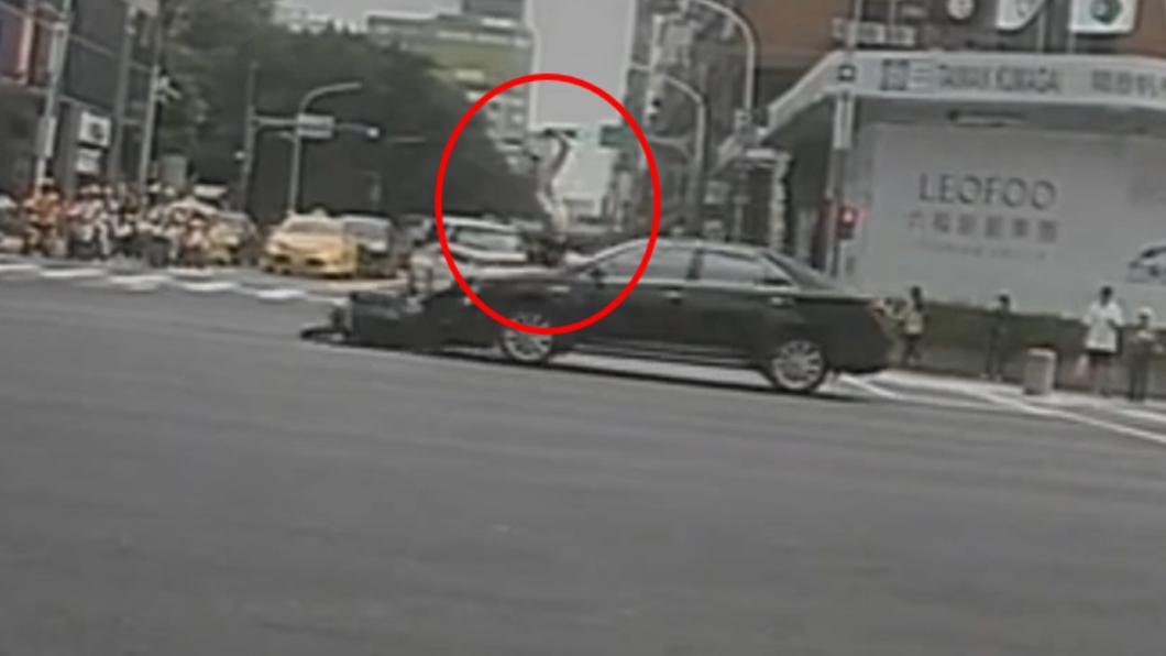 機車騎士闖紅燈遭撞後噴上擋風玻璃翻滾。（圖／翻攝自社會事新聞影音）