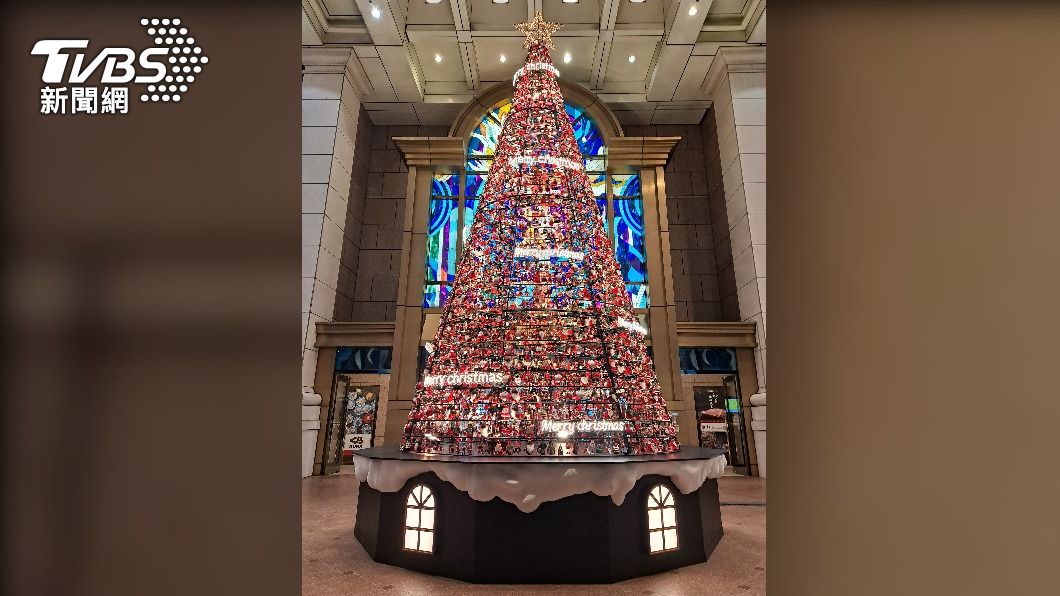 高雄漢神百貨特別佈置了9米高的「地表最幸福的聖誕樹」。（圖／TVBS）