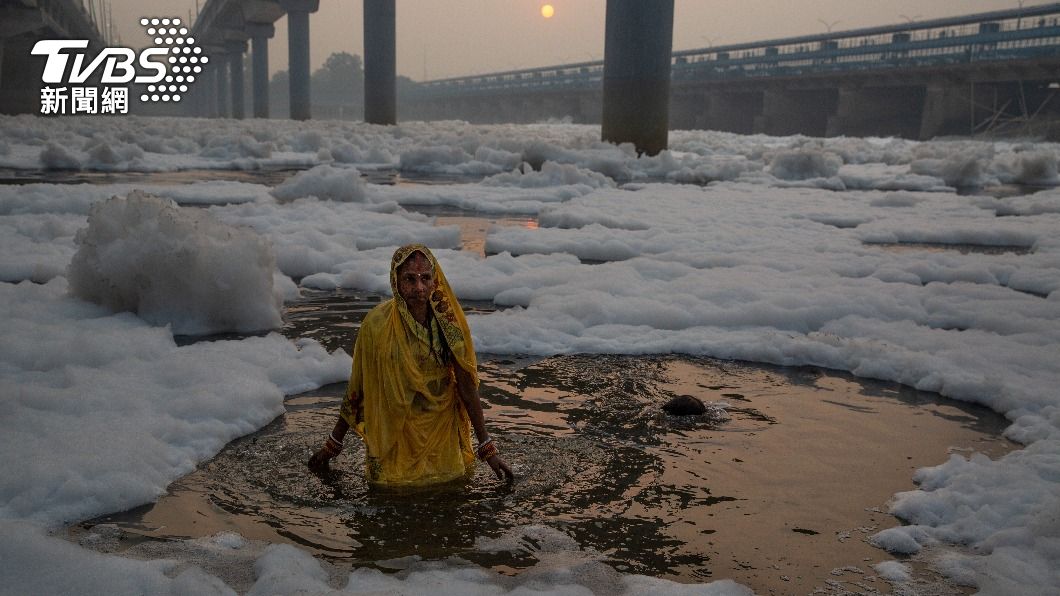 印度恆河支流出現大量白色泡沫。（圖／達志影像美聯社）
