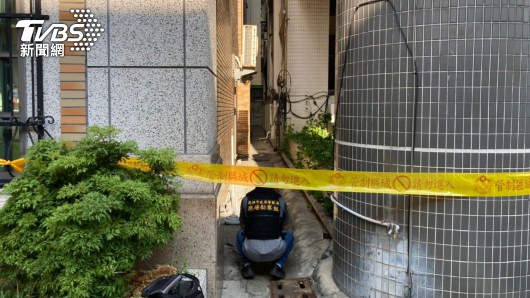 高雄市三民區某大樓旁防火巷內驚傳發現爆裂物。（圖／TVBS）