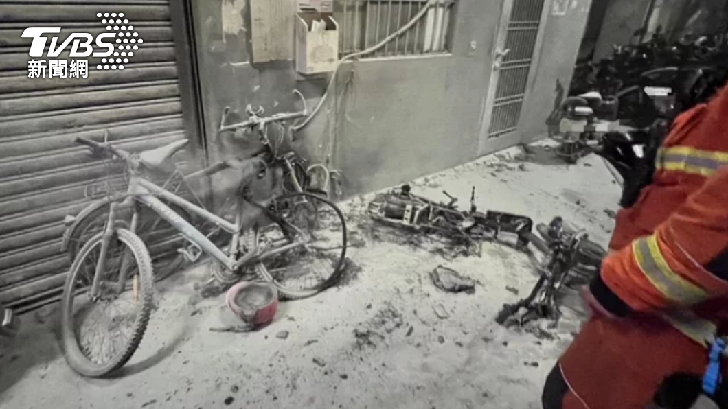 電動自行車突然起火還波及2輛腳踏車。（圖／TVBS）