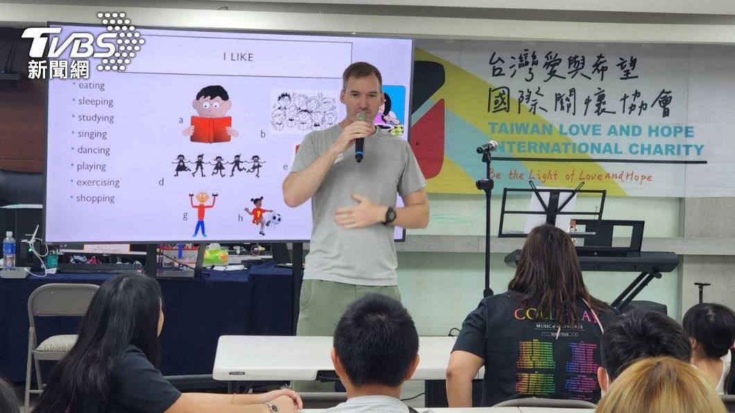 英國天團Coldplay所屬慈善團隊Love Button前往台灣愛與希望國際關懷協會兒童之家，陪伴弱勢兒童。（圖／中央社）