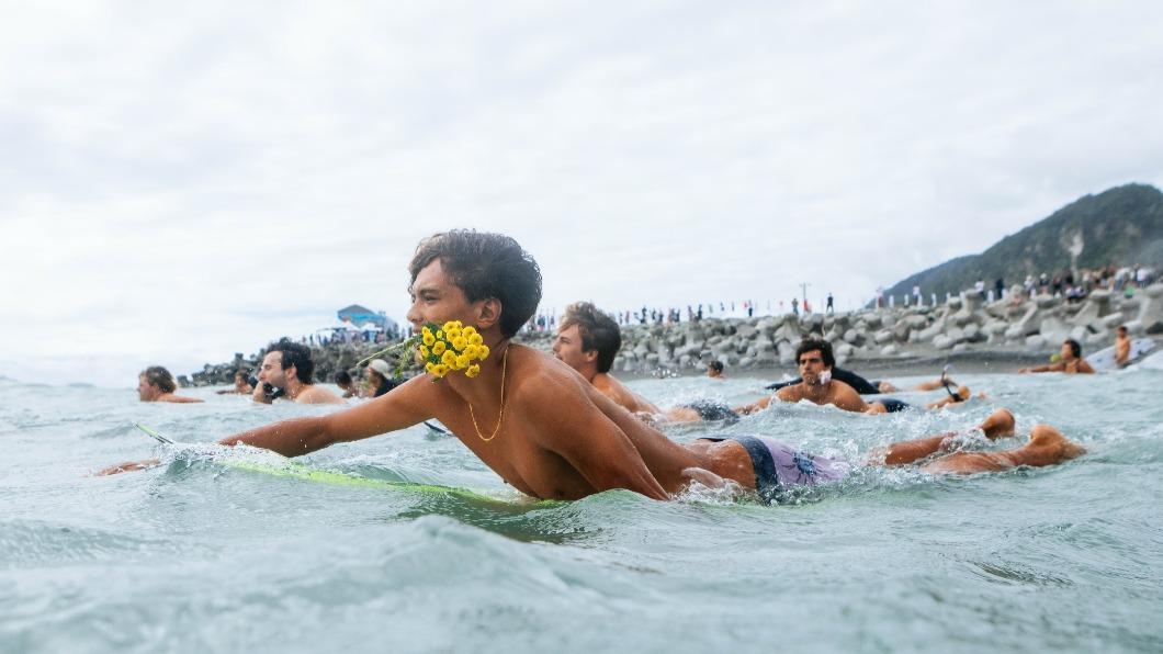 逾百人咬著鮮花游向大海舉行Paddle Out儀式，紀念這名逝世選手。（圖／台東縣政府提供）