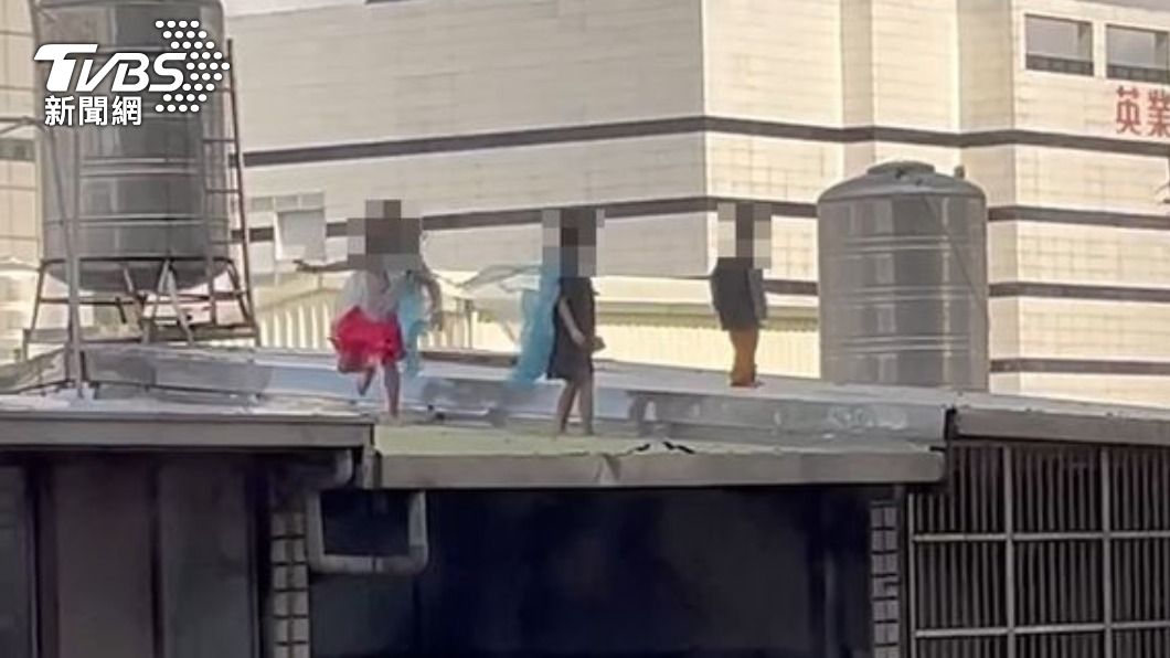 民眾發現３名幼童在４樓頂玩耍。（圖／TVBS）