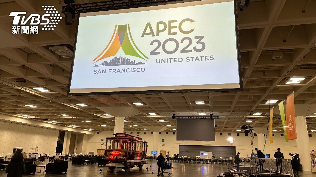 舊金山APEC國際媒體中心內部擺設舊金山著名的叮噹車，並規劃人工智慧（AI）專區。（圖／中央社)