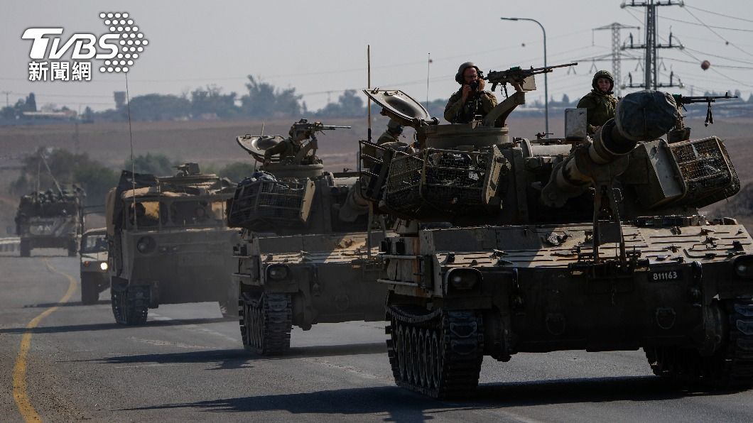 以色列裝甲運兵車和坦克車駛向加薩走廊邊境。（圖／達志影像美聯社）