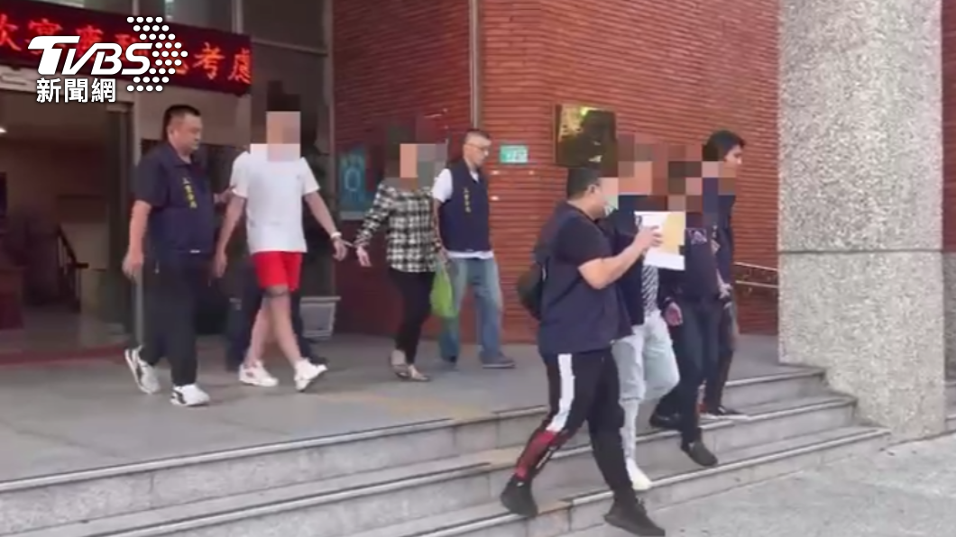 翁姓大哥等人被逮後，二重所長竟還詢問「要不要送宵夜」？（圖／TVBS）