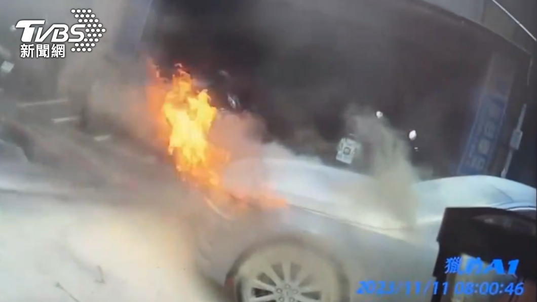 車輛行進間起火燃燒。（圖／TVBS）