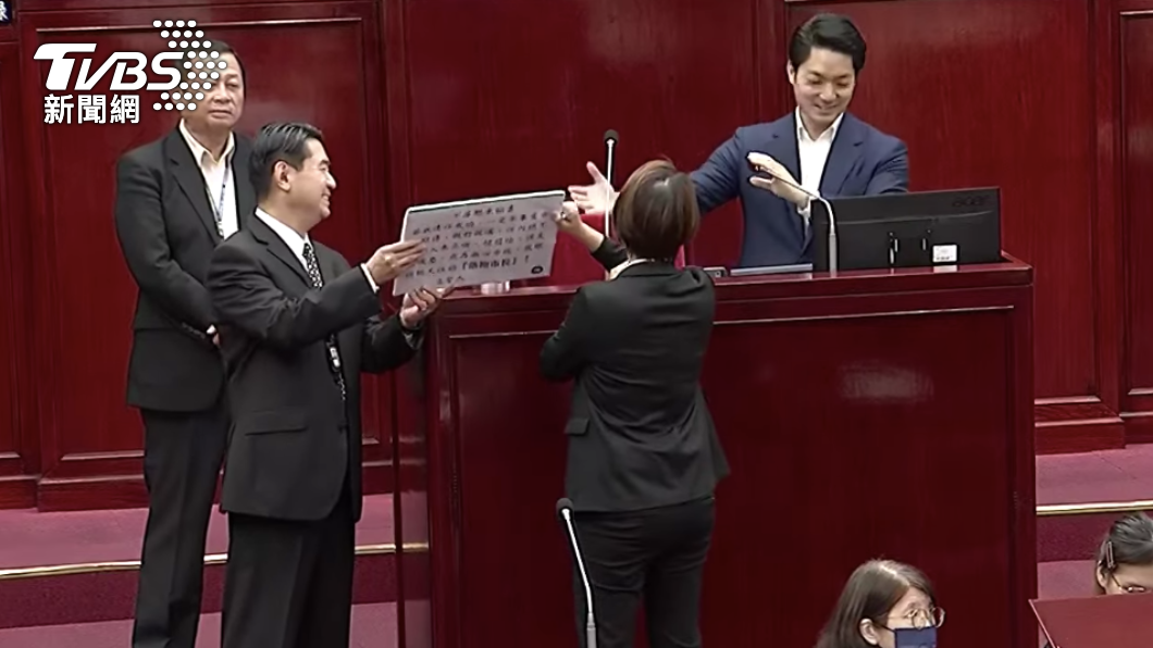 議員林延鳳要求台北市長蔣萬安簽署「不落跑承諾書」。（圖／TVBS）