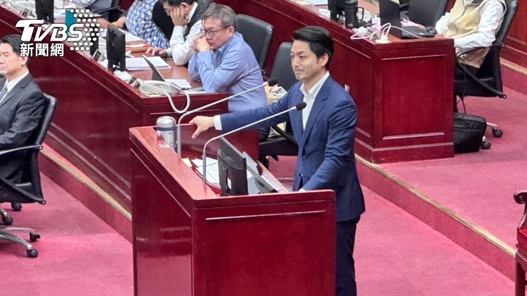  DPP’s Lin slams Taipei mayor, offers ’disdain’ placard